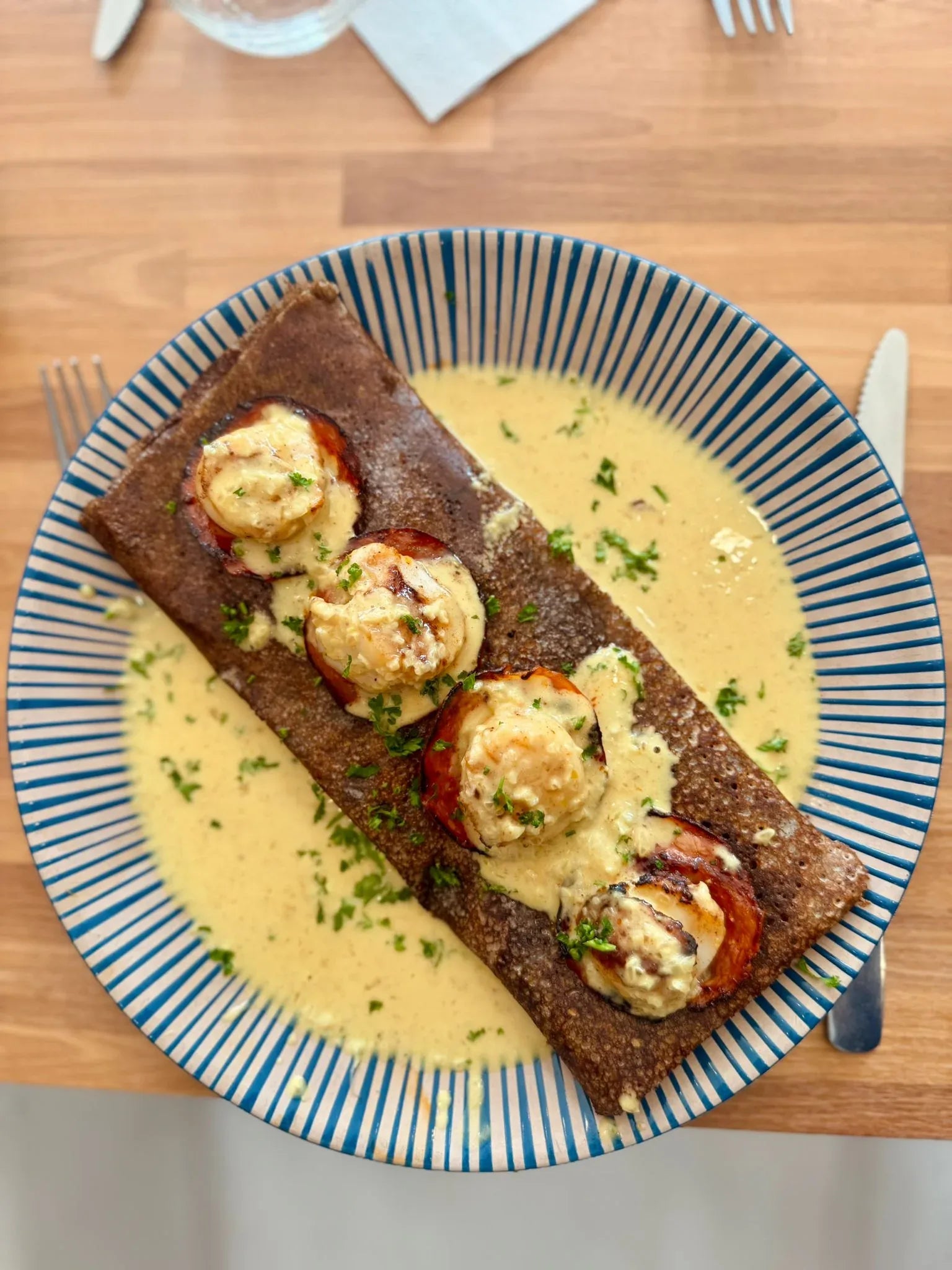 Galette bretonne dressée en crêperie près d’Auray