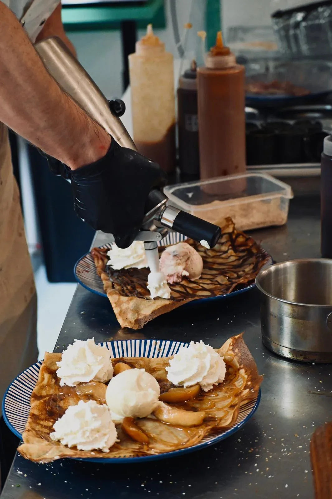 Dressage d’une crêpe gourmande dans une crêperie bretonne