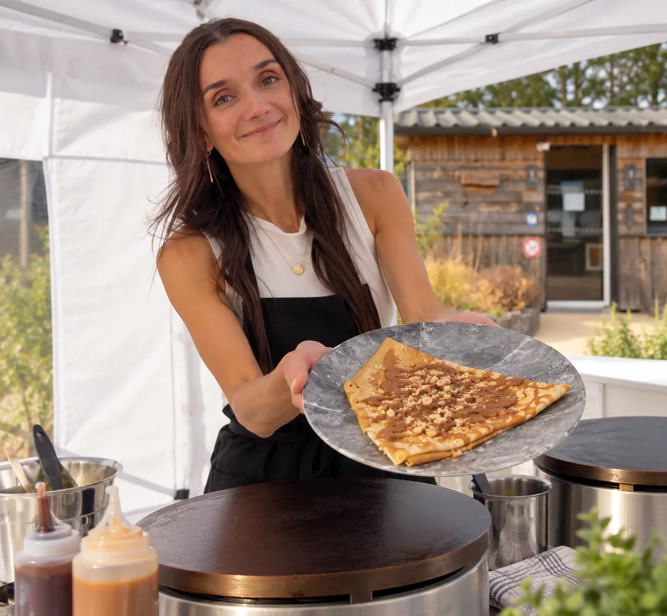 Typhanie, crêpière en Bretagne, présentant une crêpe réalisée sur billig